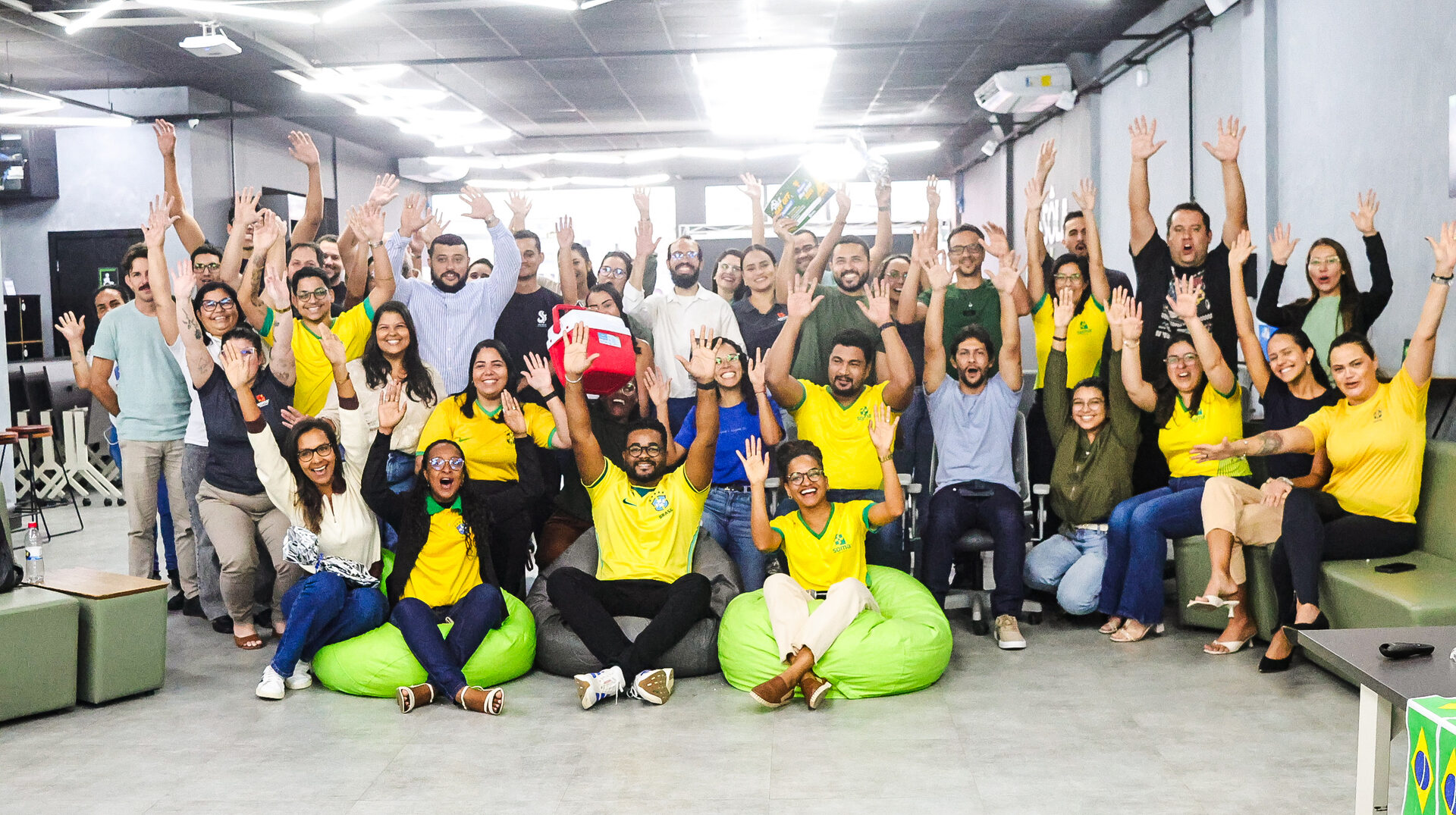 Equipe de colaboradores reunida e engajada ao final de uma palestra corporativa de Lucas Galdino sobre cultura de segurança