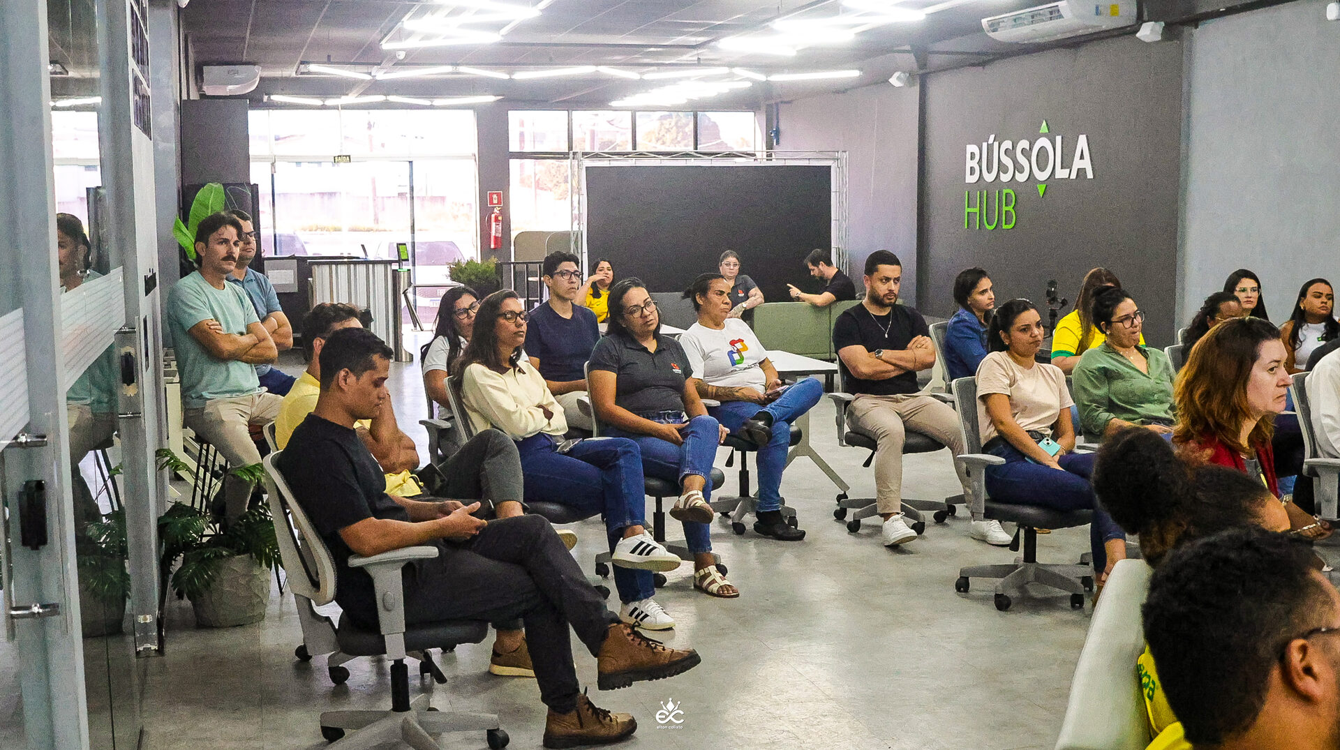 Audiência concentrada em palestra sobre comportamento seguro no ambiente corporativo